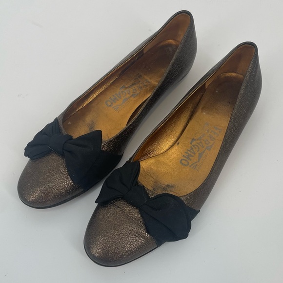 VTG Salvator Ferragamo Gold Leather Ballet Flats With Black Bow - Picture 1 of 12